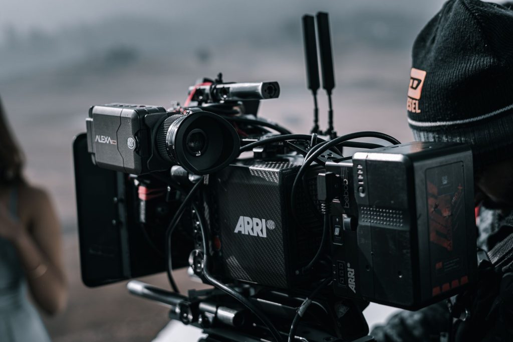 Plateau de tournage avec caméra de cinéma, symbole d'une production bloquée par les agendas