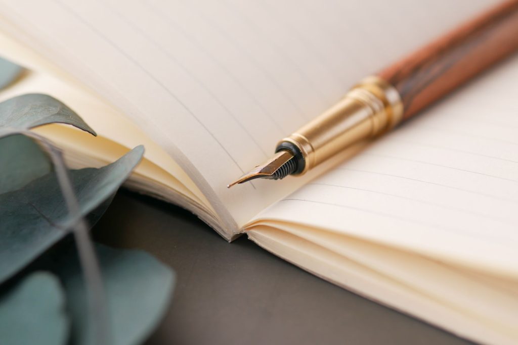 Carnet ouvert et stylo, evocation du cahier de la mort de Death Note