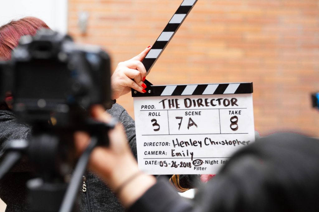 Clap de cinéma sur un plateau de tournage