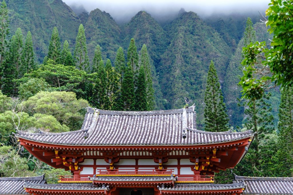 Temple japonais dans la brume, ambiance de Demon Slayer