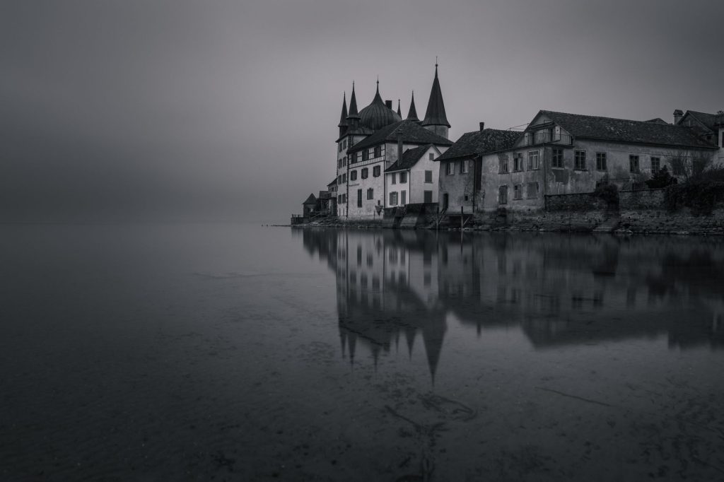 Silhouette d'un édifice gothique plongé dans la brume nocturne