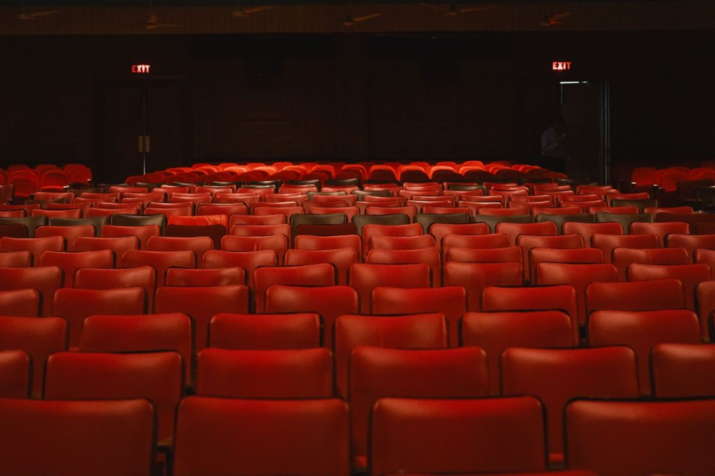Fauteuils de cinema vintage evoquant les salles ou Booloo fut projete en 1938