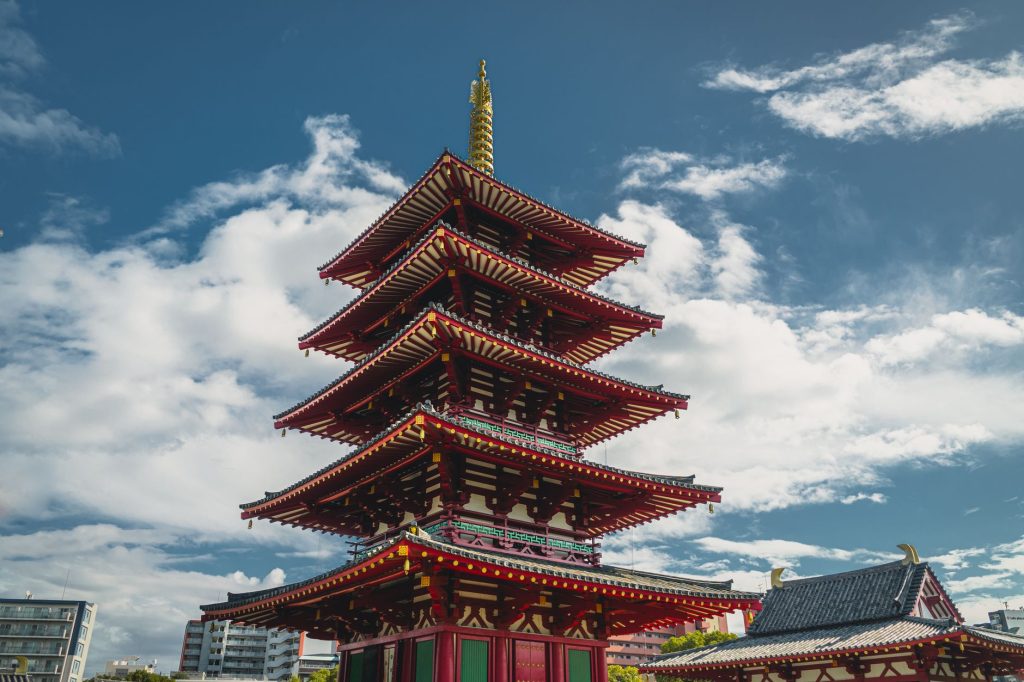 Temple japonais perche dans le ciel rappelant le Palais celeste