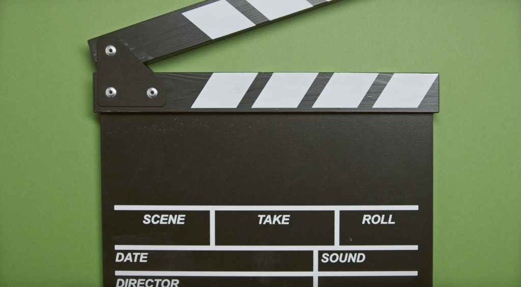 Clap de cinéma tenu sur un tournage