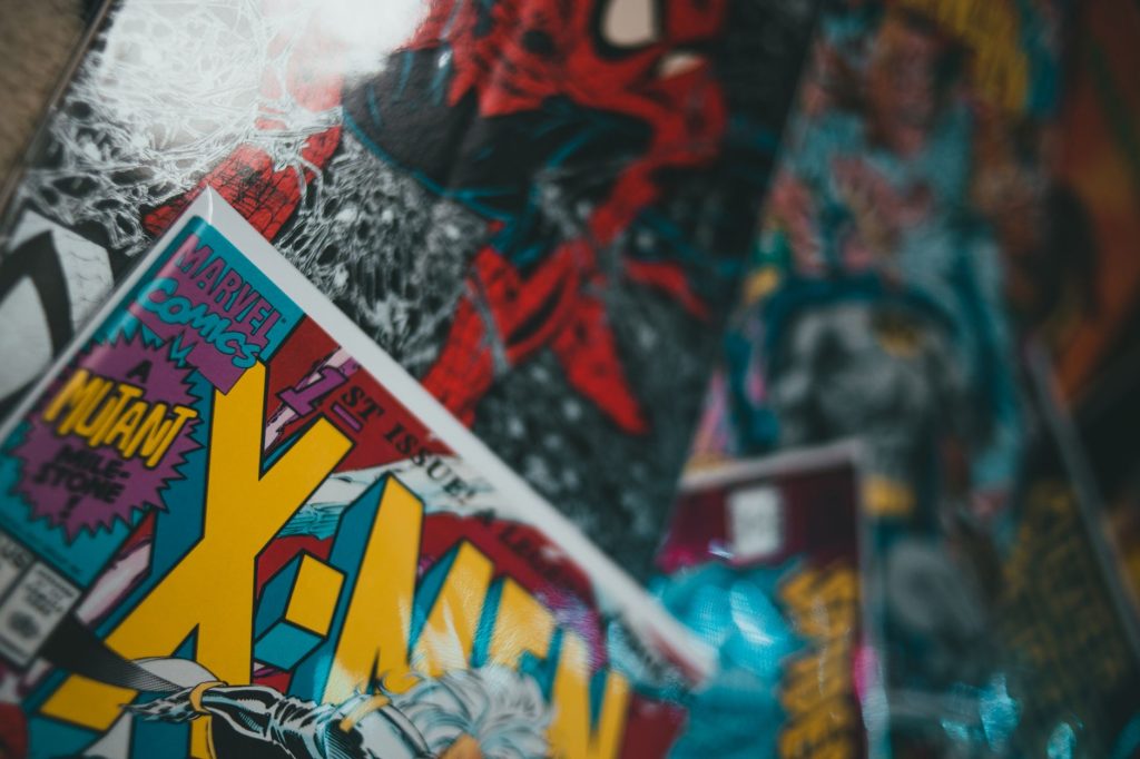 Rayon de comics et mangas colorés en librairie