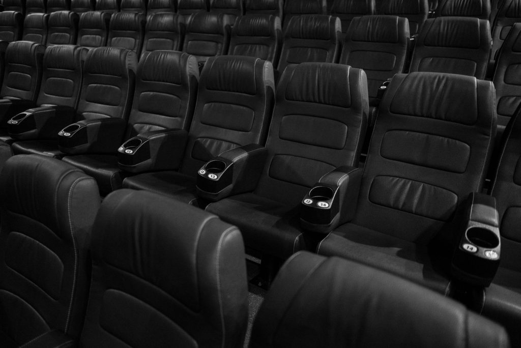 Sièges d'une salle de cinéma face à l'écran, illustrant les sorties Netflix très attendues