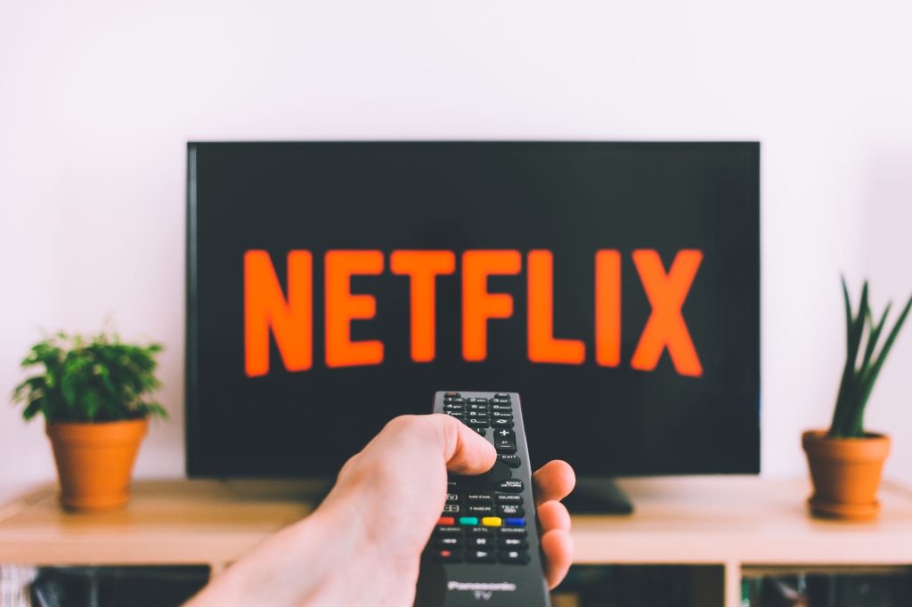 Ecran de television et streaming le soir, support des series Netflix comme Wednesday