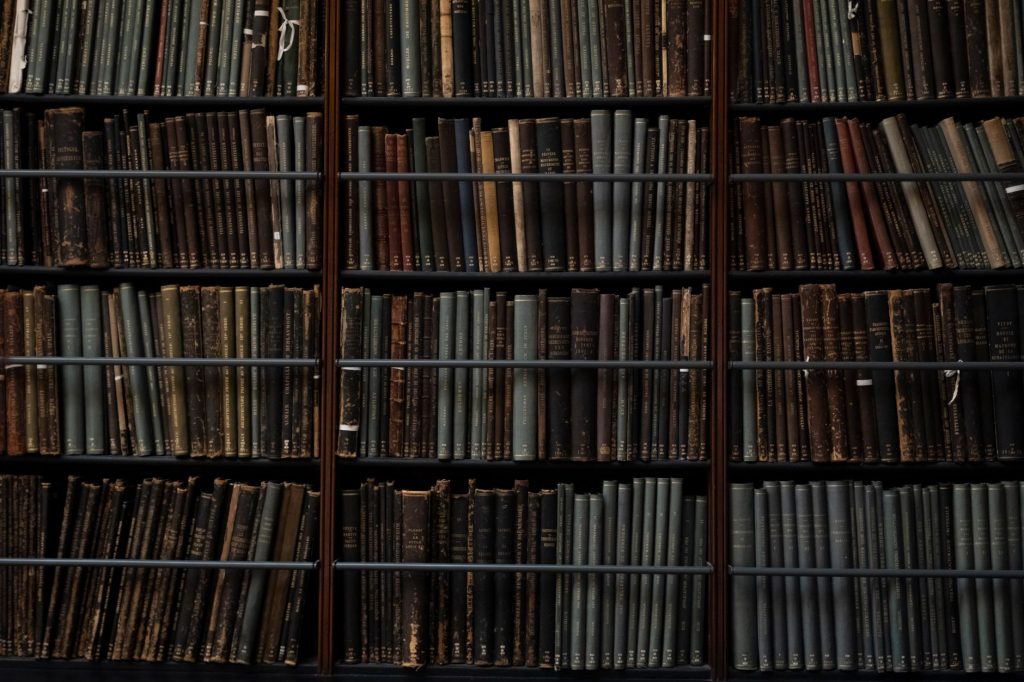 Une bibliothèque d'ouvrages anciens, évocation de la Wammy's House et de ses génies
