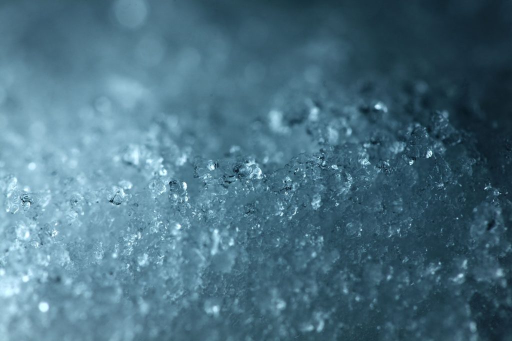 Cristaux de givre bleutes evoquant l art demoniaque de glace de Doma