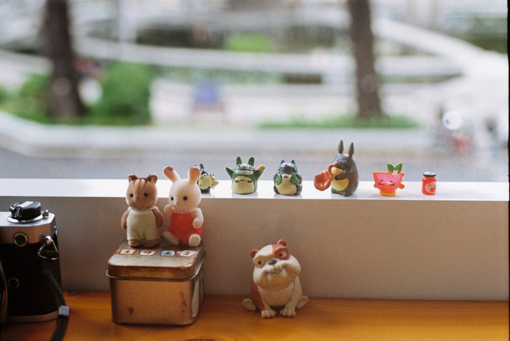 Figurines de collection de personnages de manga alignées sur une étagère