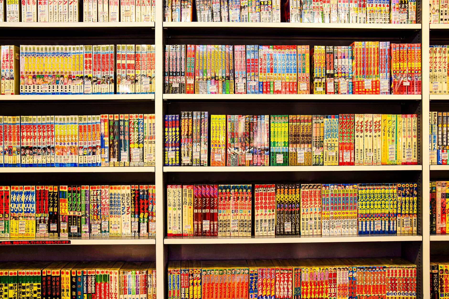 Pile de mangas et de bandes dessinées japonaises