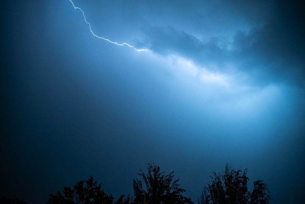 Décharge d'énergie électrique bleue évoquant l'aura et le ki des combattants