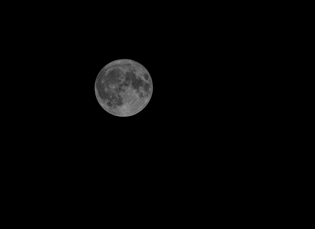 Pleine lune dans un ciel sombre, motif emblématique de Kokushibo