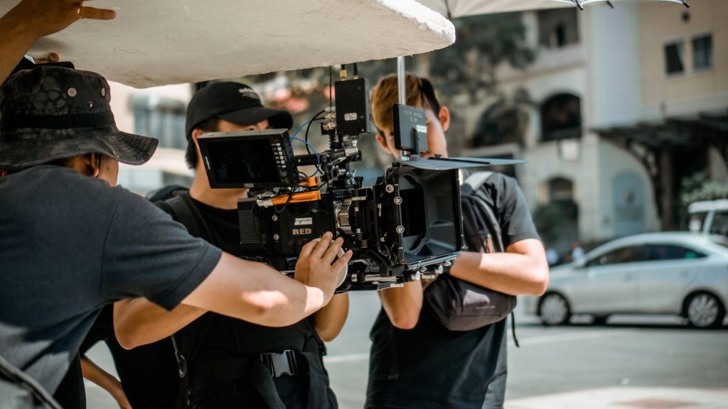 Plateau de tournage avec caméra de cinéma illustrant la carrière de David Corenswet