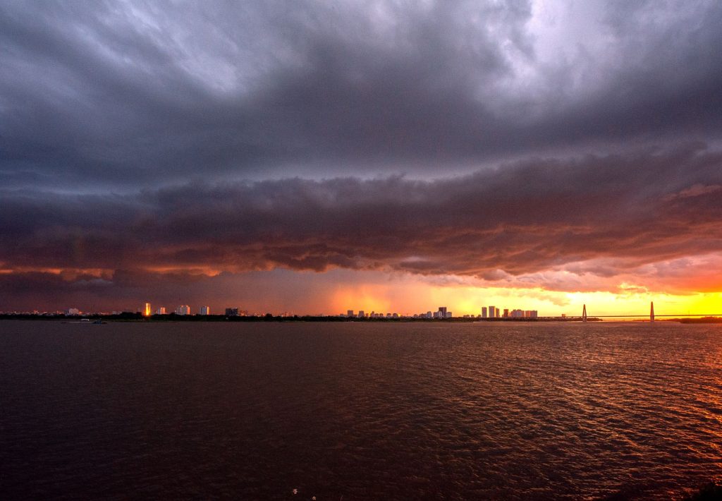 Ciel d’orage menaçant au-dessus d’une ville, image de la tempête que Tatsumaki incarne