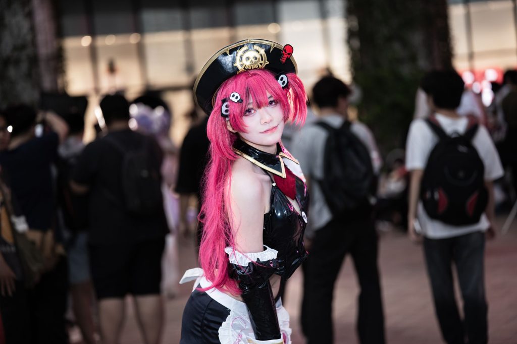 Foule de cosplayeurs lors d’une convention de pop culture japonaise