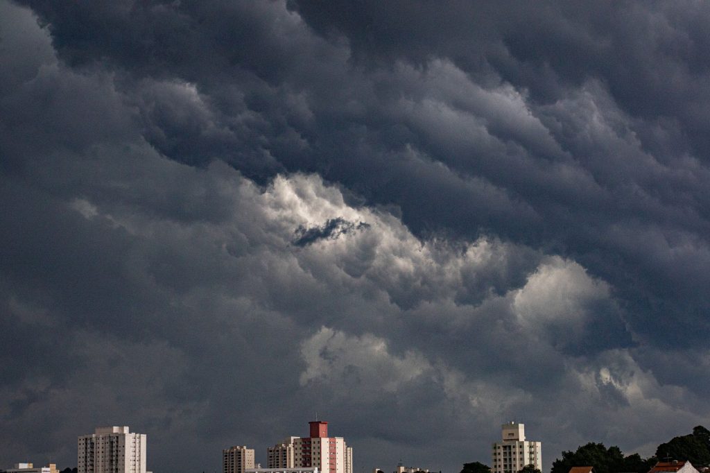 Ciel d orage menacant au-dessus d une ville, ambiance de fin du monde