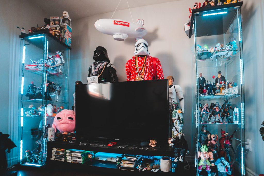 Collection de figurines d'anime alignées sur une étagère