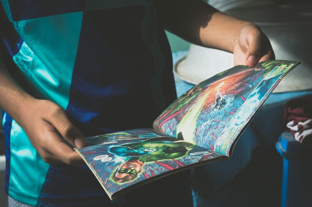 Planches de bande dessinée de super-héros ouvertes sur une table