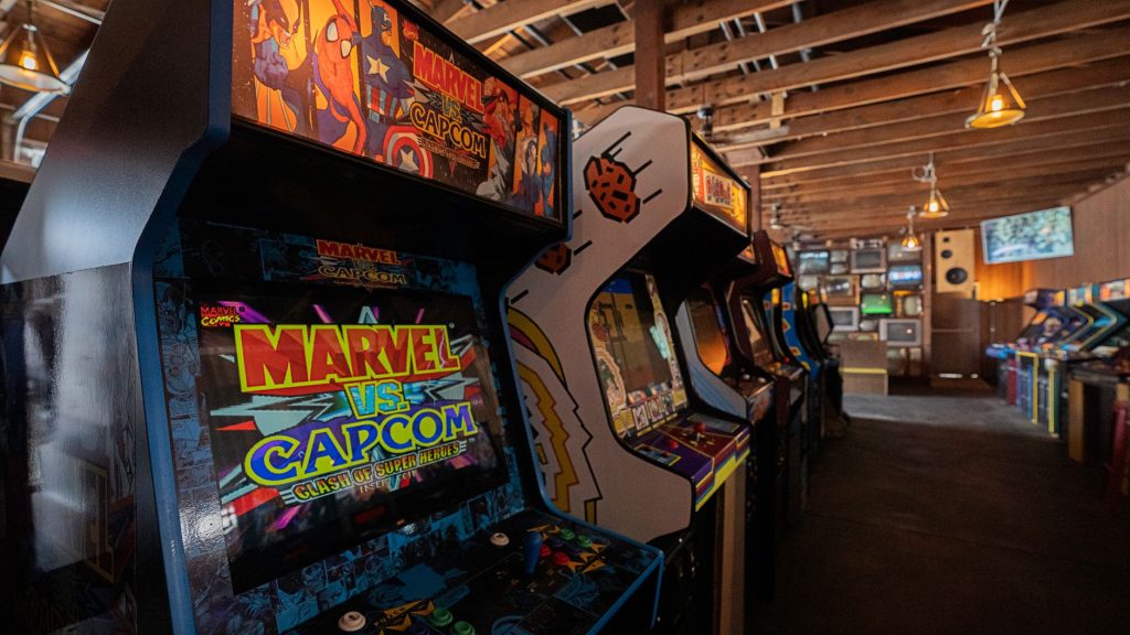 Bornes d’arcade rétro colorées dans une salle de jeu