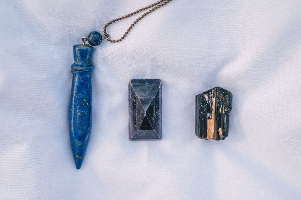 Cristal bleu evoquant le minerai de diamant recherche dans Minecraft