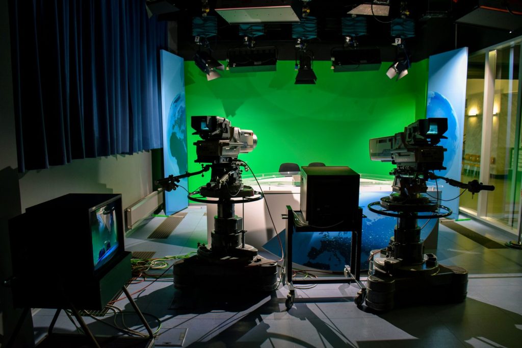 Caméra de studio de télévision, clin d'œil aux débuts télévisuels de l'acteur